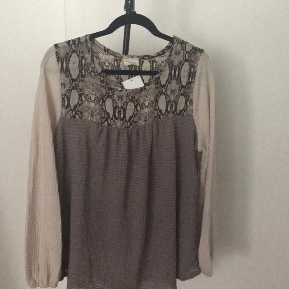 Gorgeous tunic with snake skin print on top!